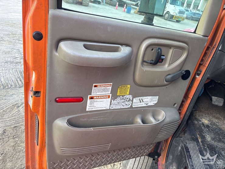 2006-gmc-c6500-crew-cab-chipper-truck-image-11