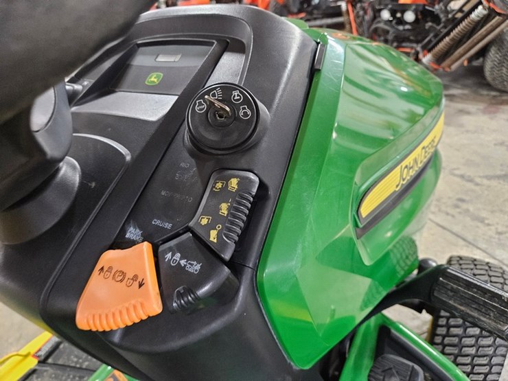 2014-john-deere-x320-image-19