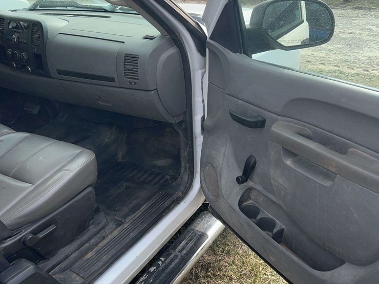 2011-chevrolet-silverado-1500-image-11