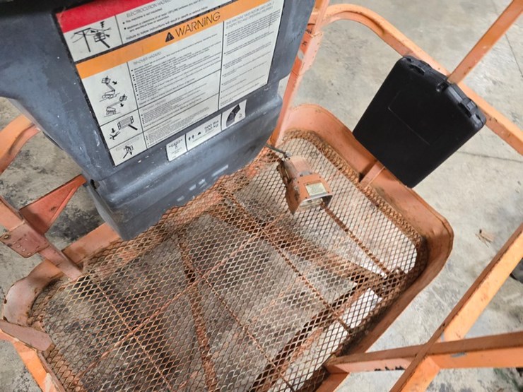 2005-jlg-e300ajp-image-13