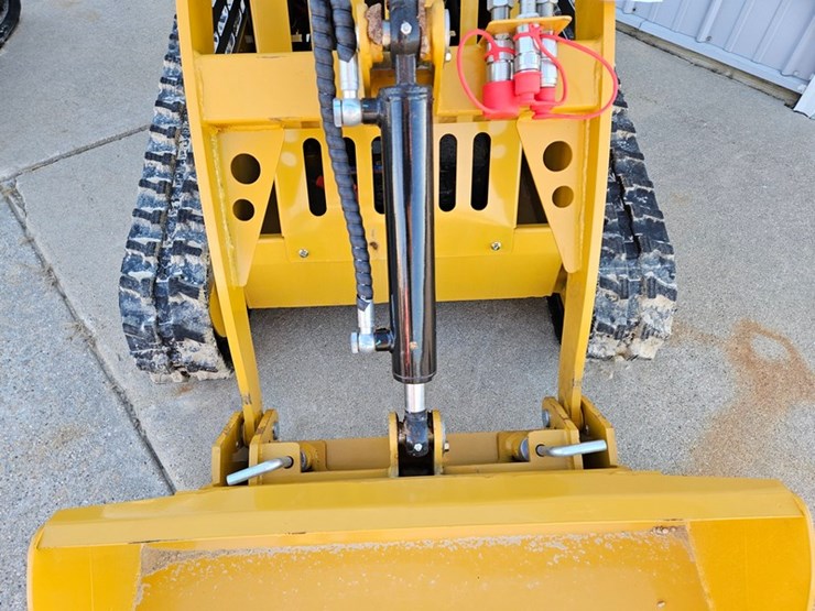 #24-•-2025-ggma-gg385-mini-skid-loader-image-8