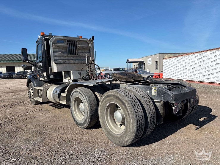 2016-peterbilt-579-image-4