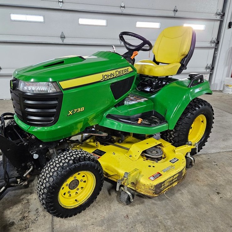 JOHN DEERE X738