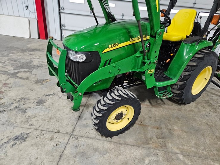 john-deere-3320-image-30