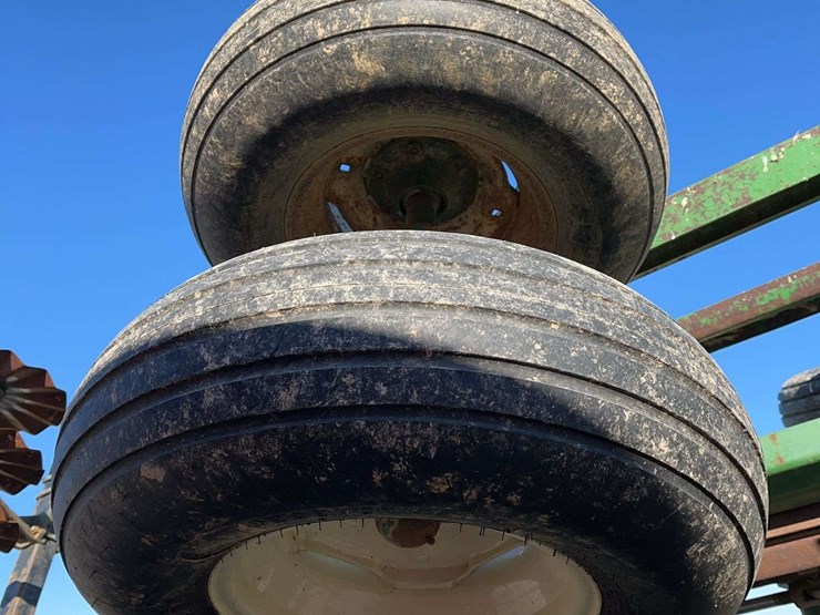 john-deere-230-image-9