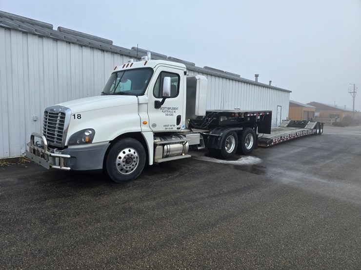 #39-•-2018-freightliner-cascadia-semi-tractor-image-1