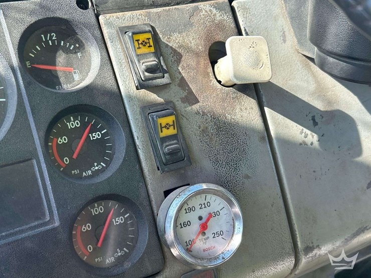 2000-freightliner-fl112-image-19