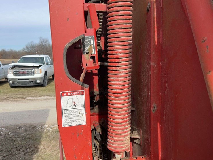 new-holland-br770a-image-5