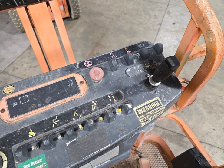 2005-jlg-e300ajp-image-10