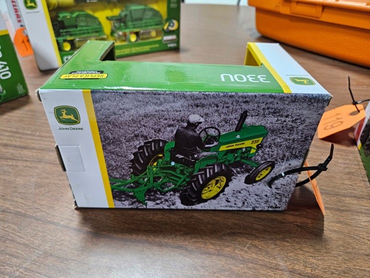 #117-•-1/16-scale-john-deere-330u-image-4