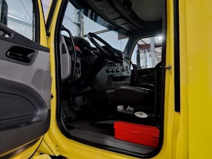 2017-peterbilt-579-image-13