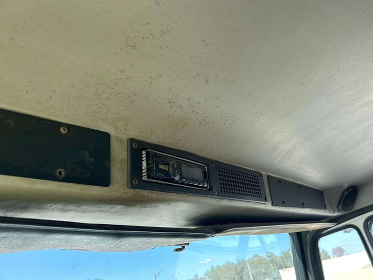 2000-freightliner-fl112-image-22