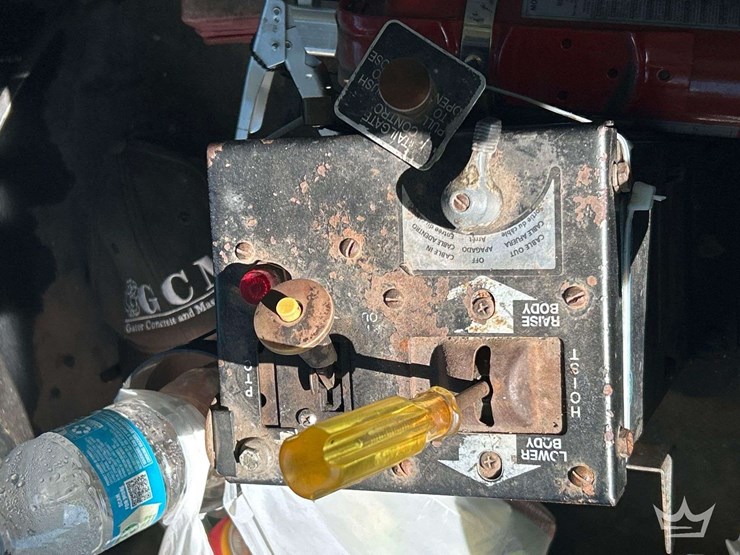 2000-freightliner-fl112-image-21