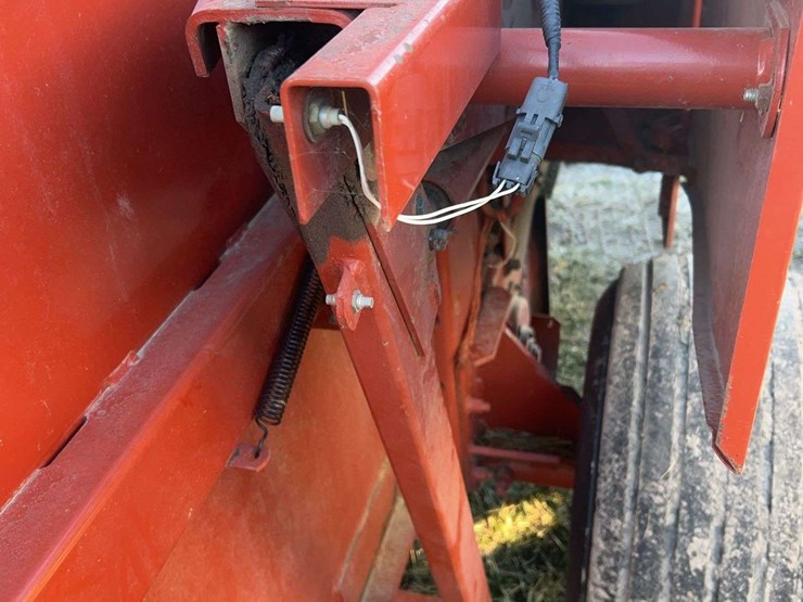 hesston-560-image-18