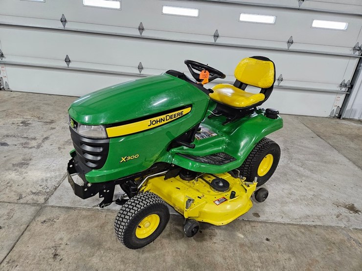 2013-john-deere-x300-image-1