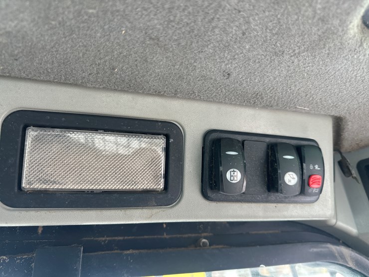 2018-caterpillar-236d-image-28