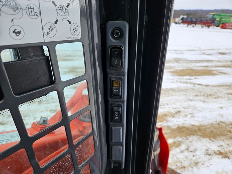 kubota-ssv75-image-17