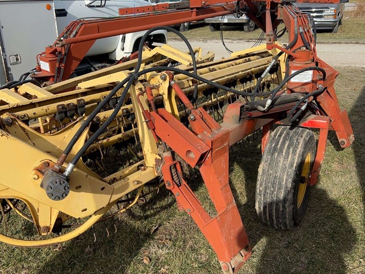 new-holland-216-image-3