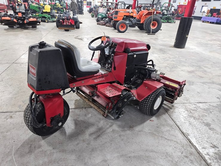 #172-•-toro-2300d-reelmaster-reel-mower-image-5