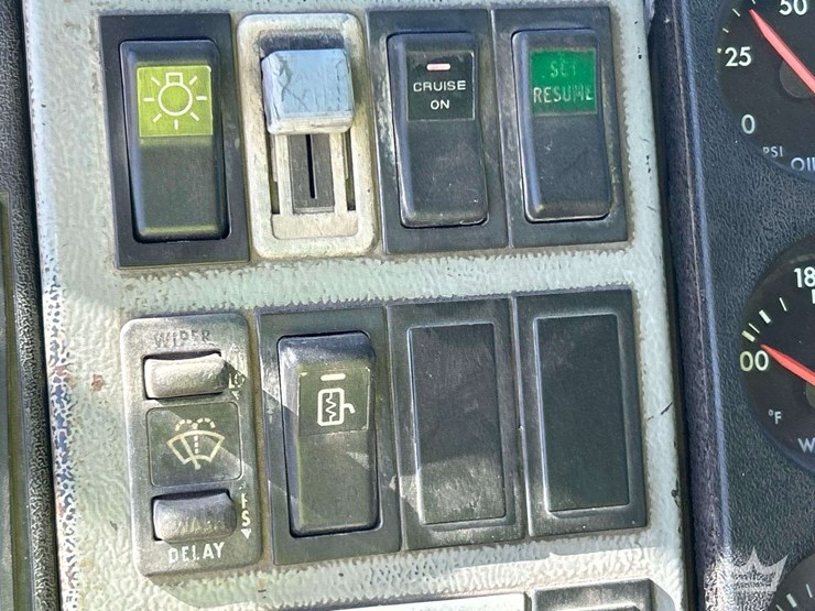 2000-freightliner-fl112-image-18