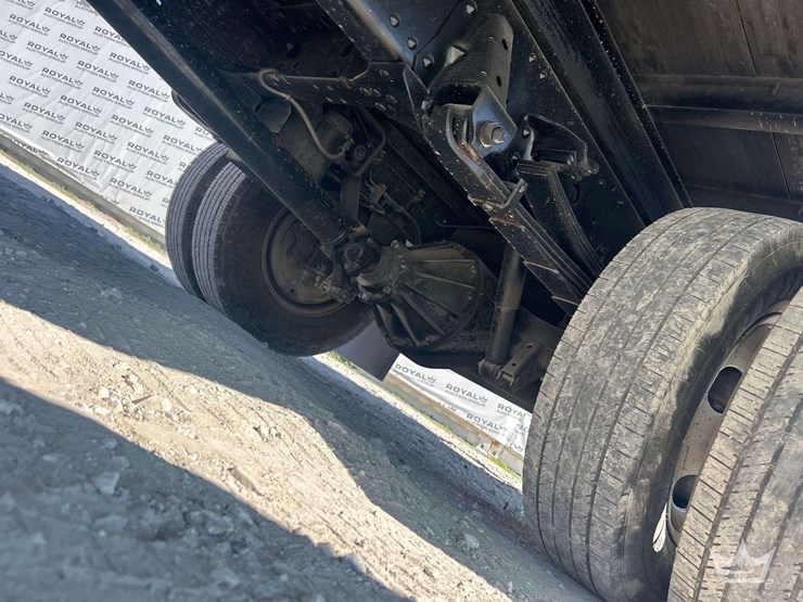 2015-isuzu-npr-image-17