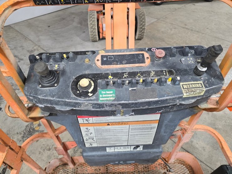 2005-jlg-e300ajp-image-11