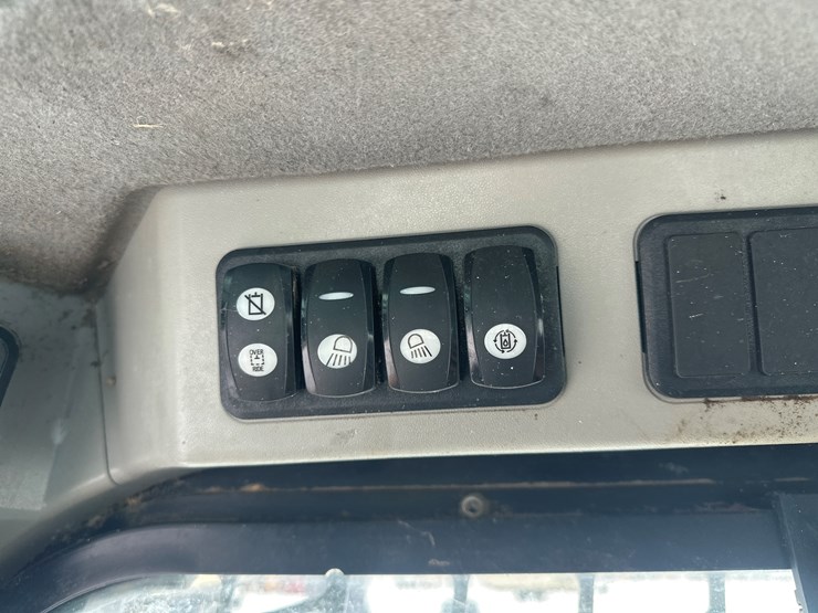 2018-caterpillar-236d-image-30