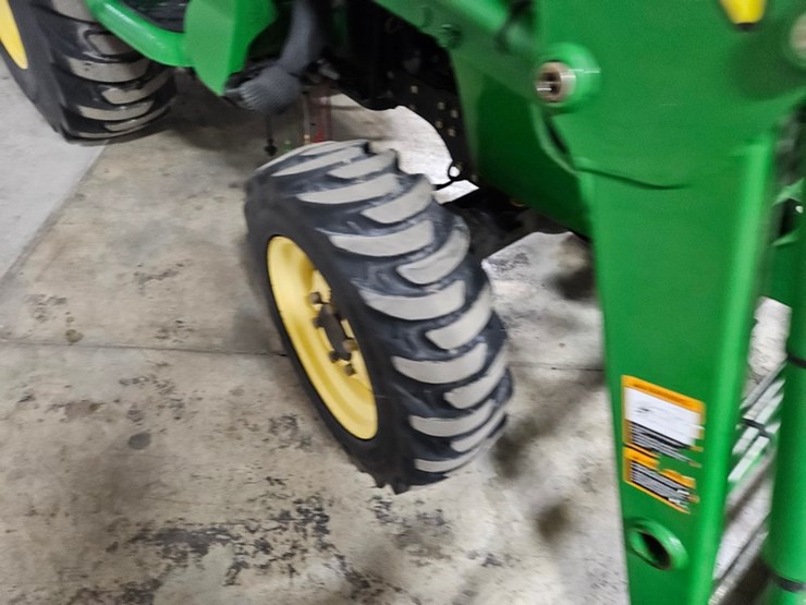 john-deere-3320-image-12