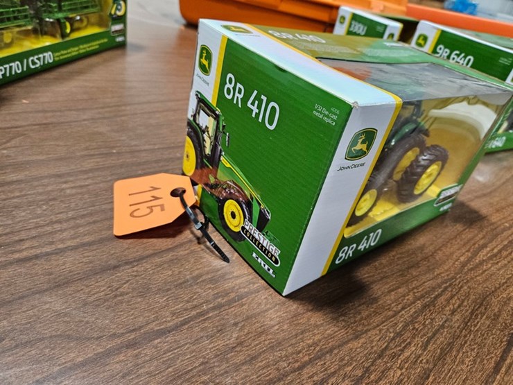 #115-•-1/32-scale-john-deere-8r-410-image-4