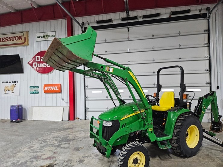 john-deere-3320-image-29
