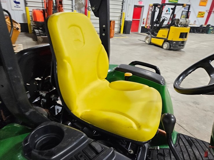 john-deere-3320-image-14