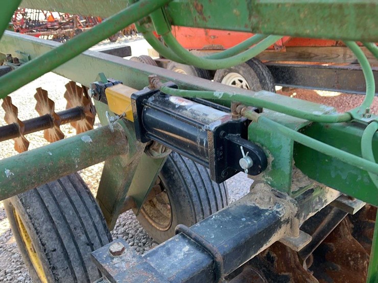 john-deere-230-image-14