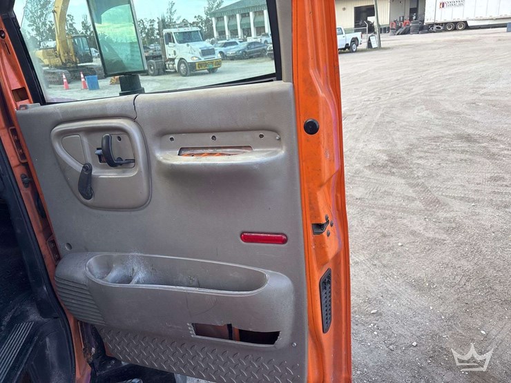 2006-gmc-c6500-crew-cab-chipper-truck-image-25