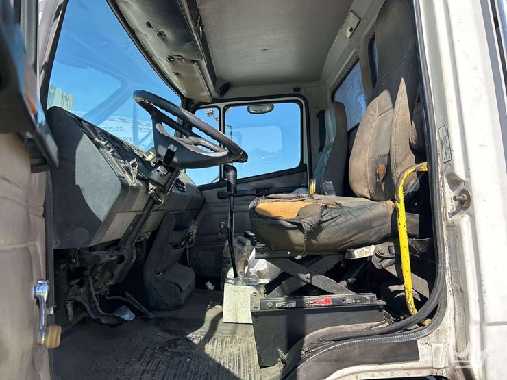 2000-freightliner-fl112-image-15