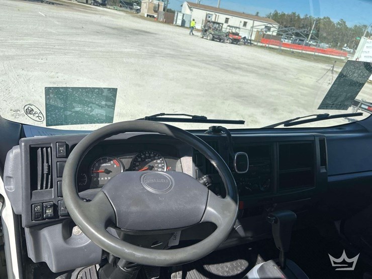 2015-isuzu-npr-image-11