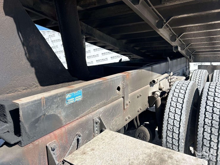 2000-freightliner-fl112-image-10