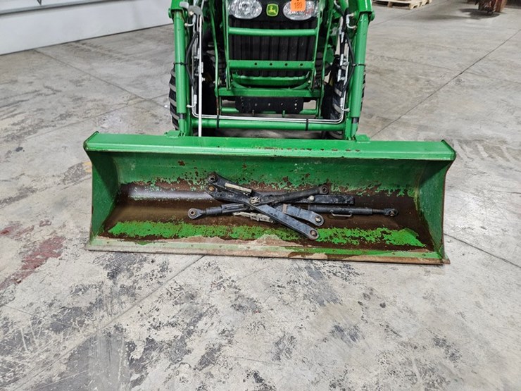 john-deere-3320-image-9