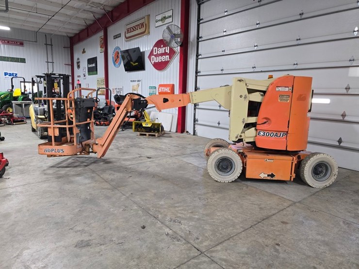 2005-jlg-e300ajp-image-2