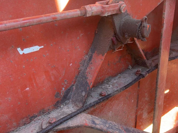 hesston-560-image-13