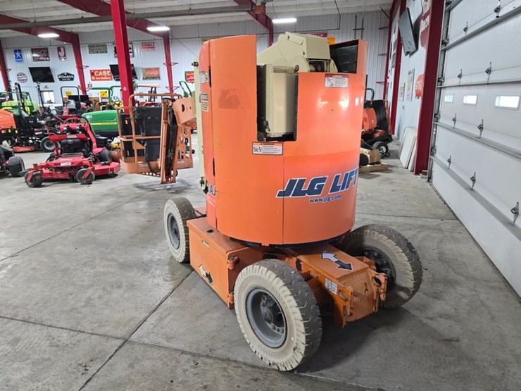 2005-jlg-e300ajp-image-3