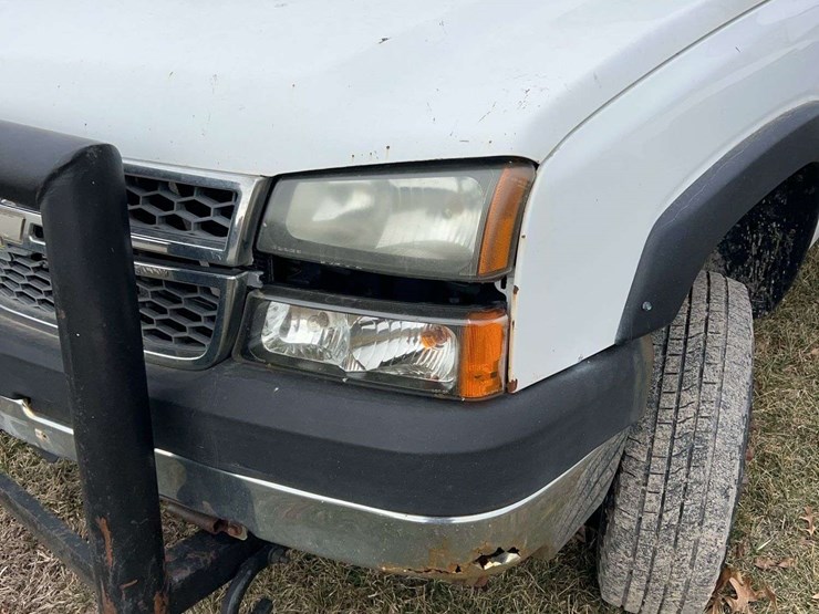 2005-chevrolet-3500-image-2