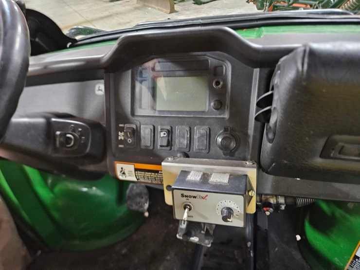 2011-john-deere-gator-image-28