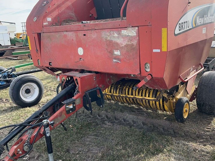 new-holland-br770a-image-2