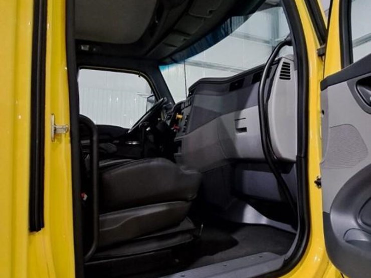 2017-peterbilt-579-image-12