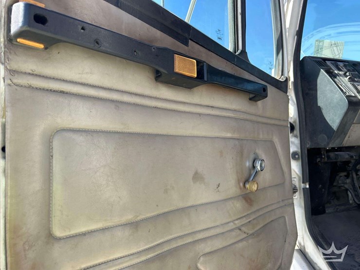 2000-freightliner-fl112-image-14