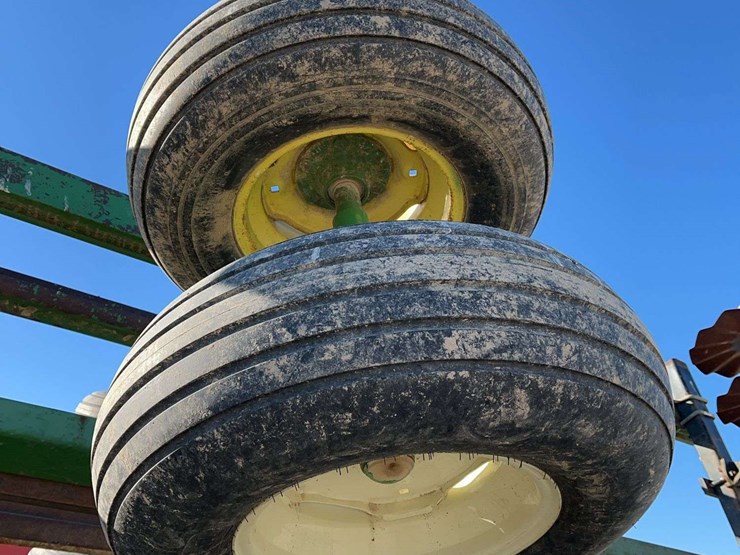 john-deere-230-image-11