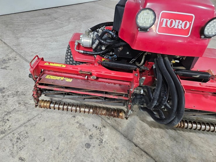 #172-•-toro-2300d-reelmaster-reel-mower-image-9