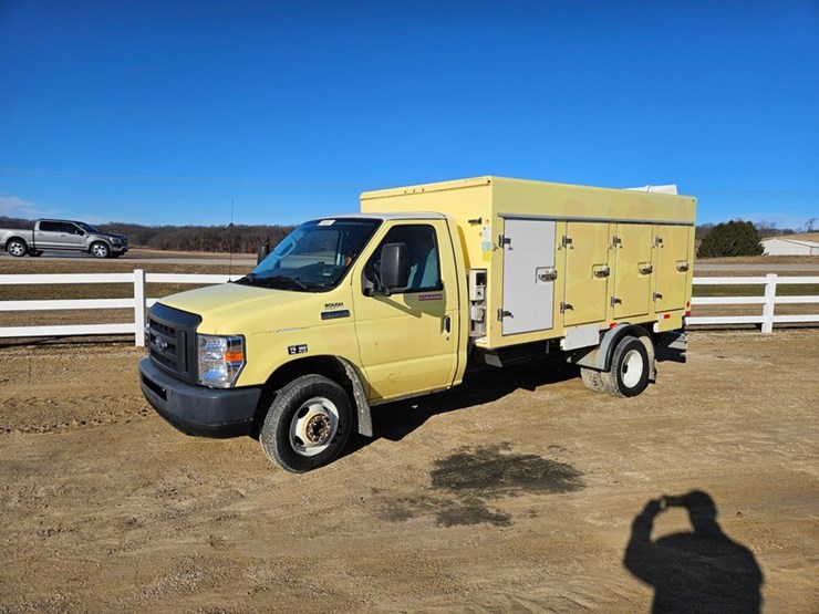 2019-ford-e450-image-1