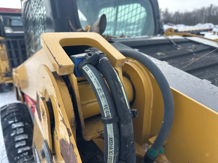 2018-caterpillar-236d-image-19