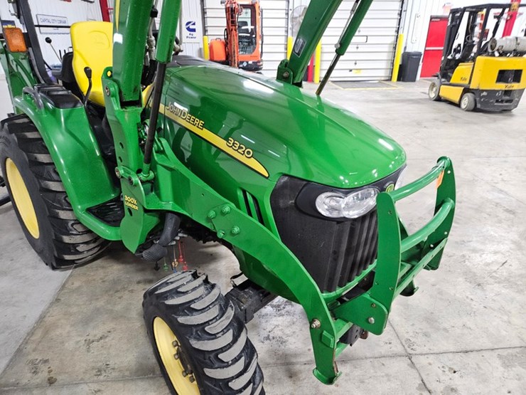 john-deere-3320-image-32